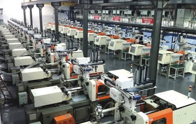 　　5月25日从工信部网站获悉，工业和信息化部装备工业司副司长李东近期在采访中表示，预计要连续实施3年的智能制造试点示范，计划今年选30个以上试点示范项目。5月20日之前将项目报到工业和信息化部，6月底前确定2015年的试点示范项目。到2016年继续扩大试点，边示范、边总结、边推广，2017年准备全面推广。